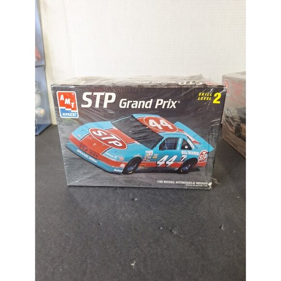 Lot Of 2 NEW! Sealed “STP Grand Prix #44	 NASCAR 1:25 Model Kits - Picture 2 of 14